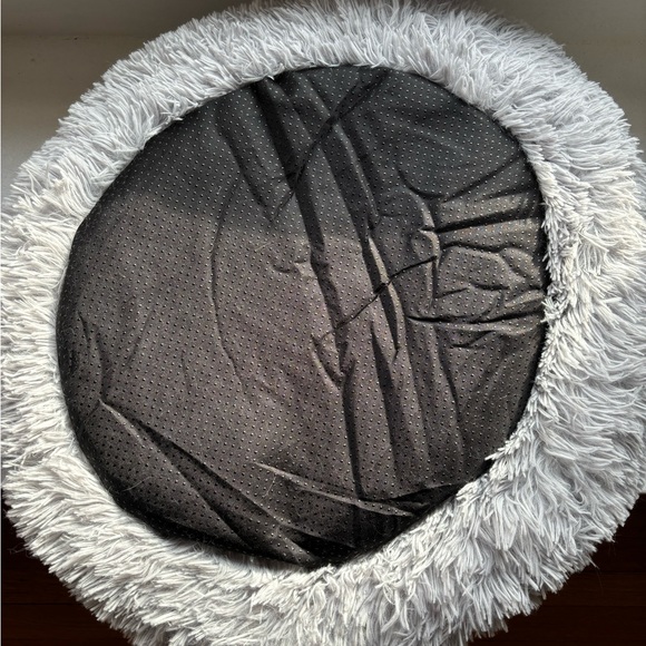 Plush cat bed - Picture 3 of 3